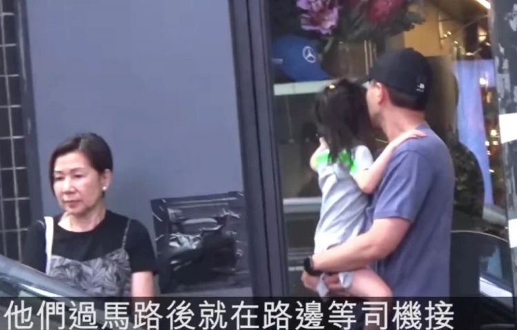 刘恺威带女儿逛街像住家男，女儿紧紧抱住爸爸，杨幂惨遇中年危机
