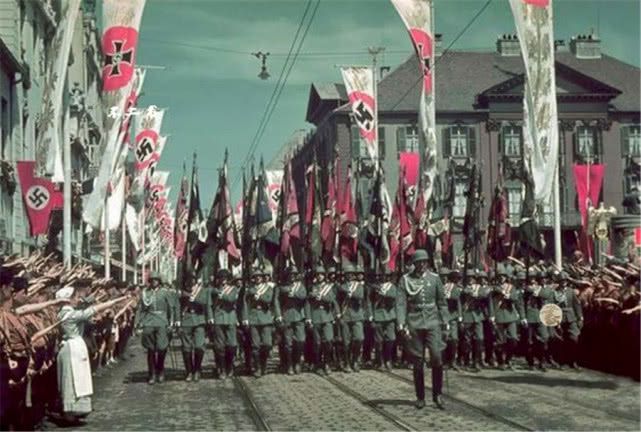 彩色老照片：看看第三帝国时期武装到牙齿的德军、柏林街头的繁华