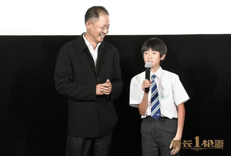 王志文和11岁儿子出席活动，发际线后退头发稀疏看着像爷爷