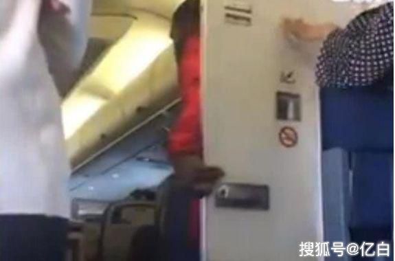 一段视频：飞机厕所被占10分钟，之后出来1男1女，乘客：猜到什么
