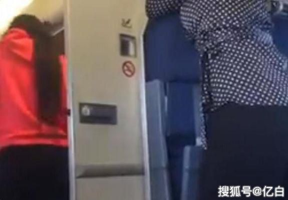 一段视频：飞机厕所被占10分钟，之后出来1男1女，乘客：猜到什么
