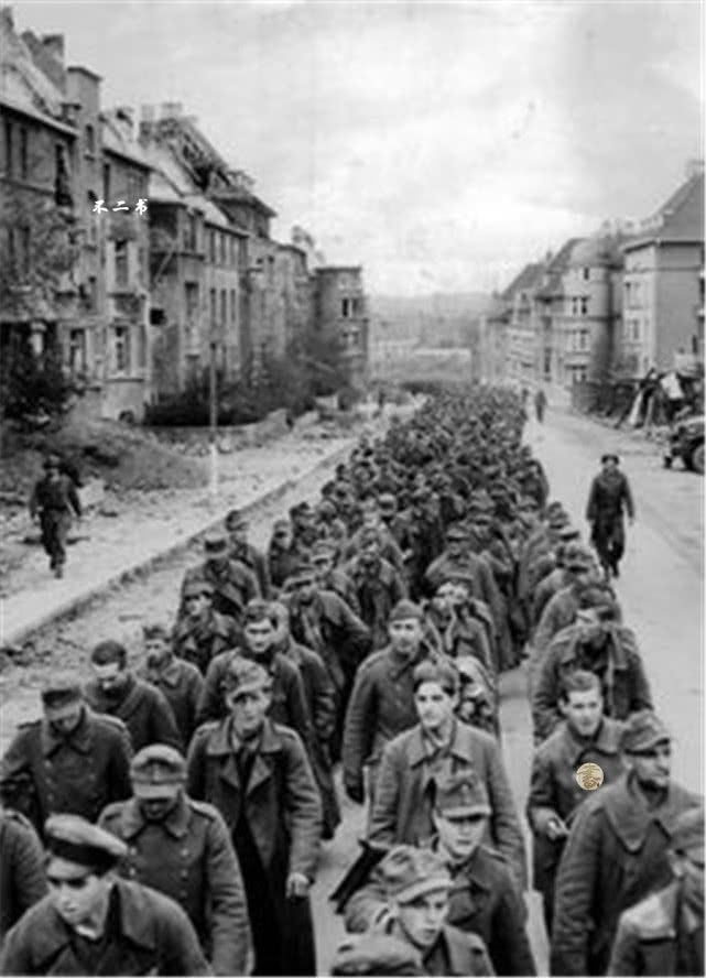 二战老照片：镜头前投降的德军士兵，失去了昔日不可一世的疯狂