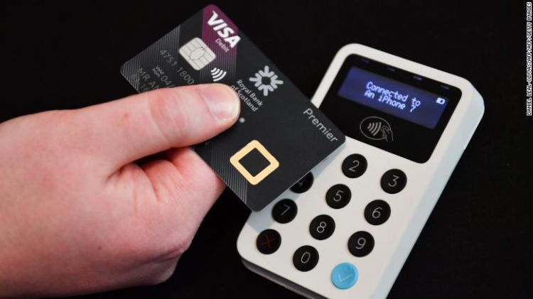 记忆力超强！日本收银员记下1300名顾客信用卡信息，网上购物被抓