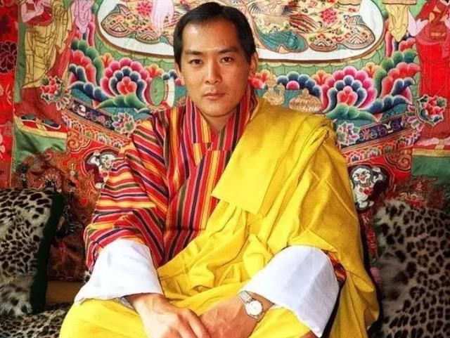 不丹现任“太上皇”，年少登基摆平政变，4位王后是同胞亲姐妹