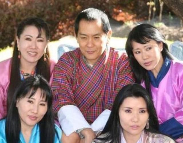 不丹现任“太上皇”，年少登基摆平政变，4位王后是同胞亲姐妹