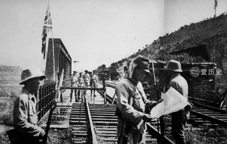 1939年日军占领深圳时的老照片与英国警察隔着边境桥布防