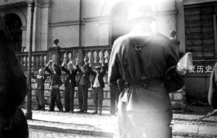 波兰在这里对德国裔大开杀戒，纳粹表示以血还血，全市2万人被屠