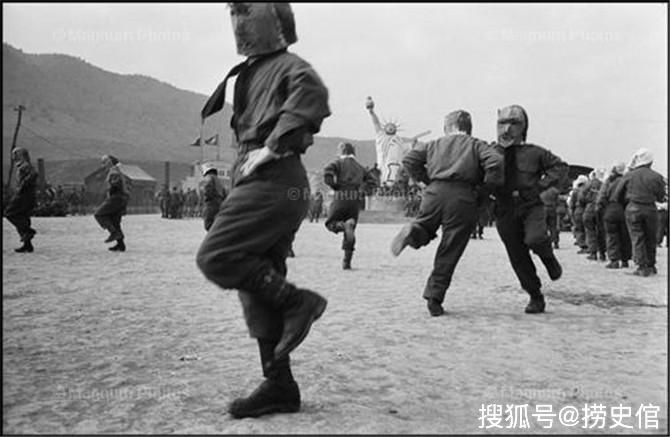 1952年巨济岛战俘营，战俘们修筑堤坝，有时在广场上跳舞