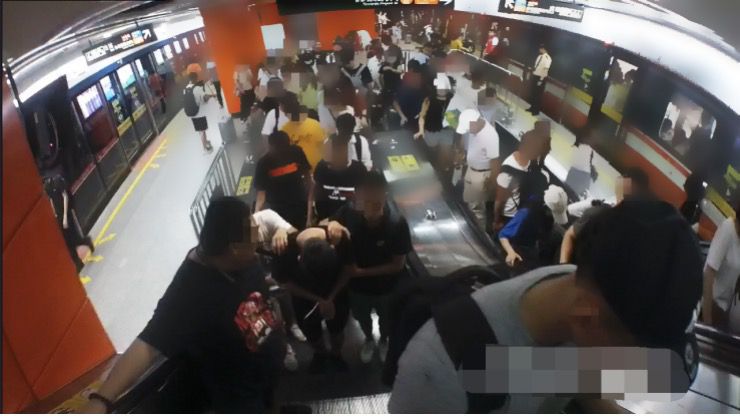 广州地铁色狼乘人多拥挤猥亵女子，被旁边乘客全拍下！被拘13日