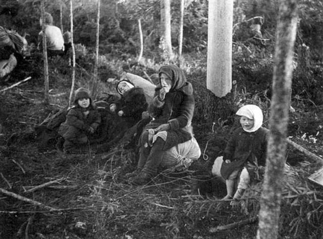 老照片：德军欢笑饮美酒，百姓战俘吃树皮