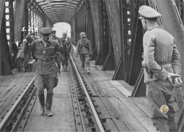 苏德战争中的老照片：德军前期所向披靡，被俘苏军一脸哀伤