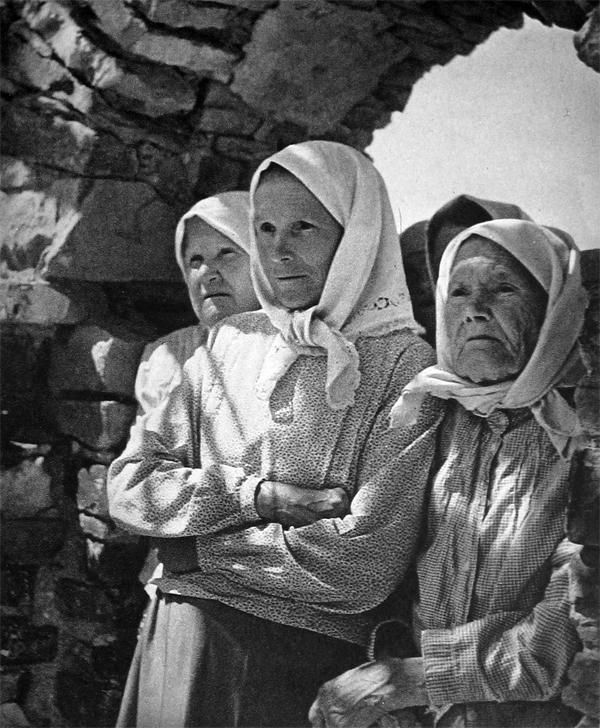 老照片：德军占领下的乌克兰，战俘一脸茫然，妇女表情复杂