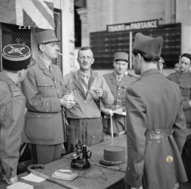 二战巴黎解放时的真实老照片：为法国荣誉而战，德军最终被驱逐