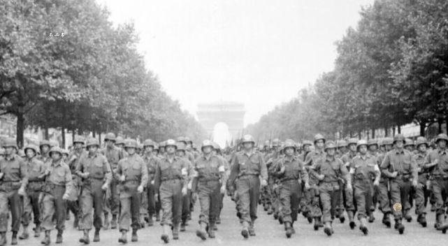 二战巴黎解放时的真实老照片：为法国荣誉而战，德军最终被驱逐