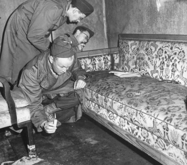 德国战败之时的老照片：苏美士兵会师柏林，地堡中自杀的纳粹分子
