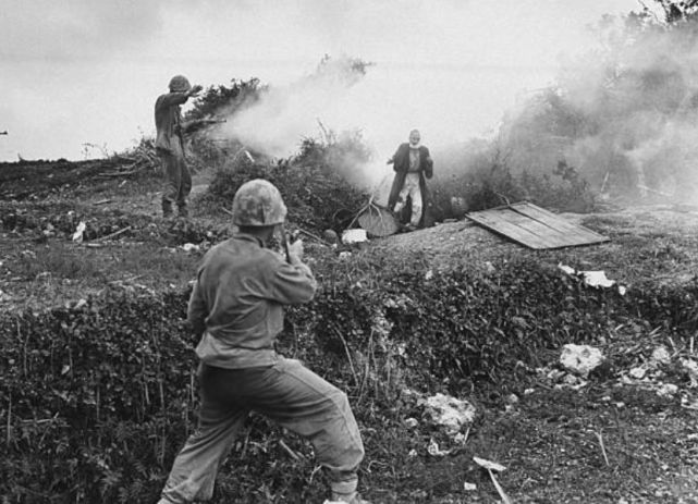 冲绳岛战役老照片：10万日军只存活7千人，看看这些惨烈镜头