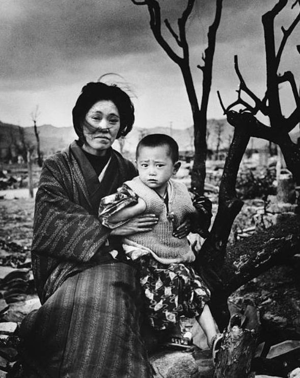 二战日本国内老照片：女学生端着枪训练、东京被炸得如月球表面