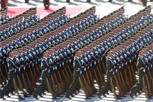 中国阅兵有一亮点，检阅方队只能向西前进，有三点重要原因