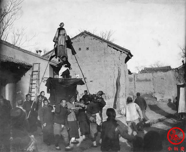 百年前北方农村老照片：房屋破败道路泥泞，农民穿粗布衣服