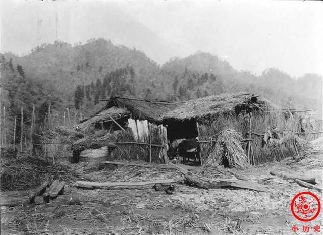 百年前北方农村老照片：房屋破败道路泥泞，农民穿粗布衣服