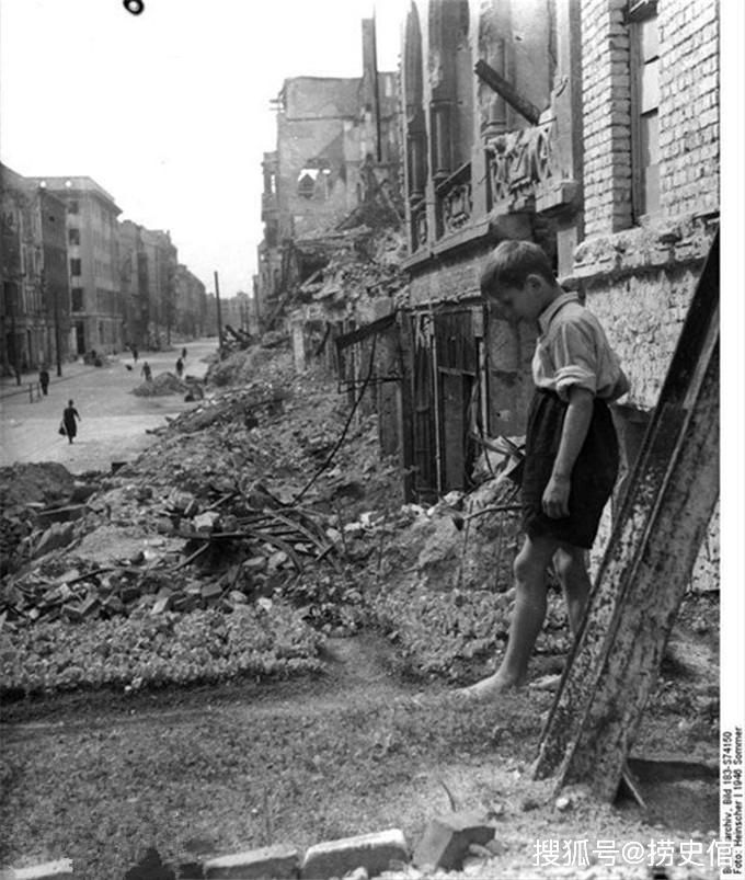 二战后德国青壮男子稀缺，在废墟上休养生息的是哪些人？