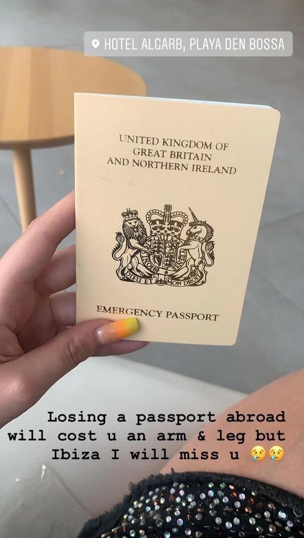 英国女子出国旅游丢了护照，事后翻看照片，没想到它就在自己眼前