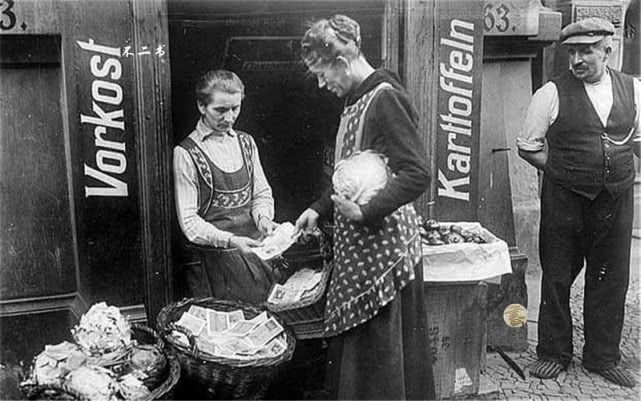 上世纪20年代的德国：经济危机爆发，一个面包需1000亿马克