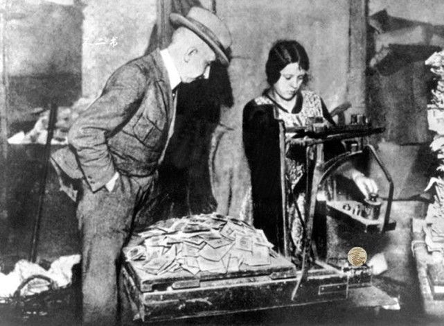 上世纪20年代的德国：经济危机爆发，一个面包需1000亿马克