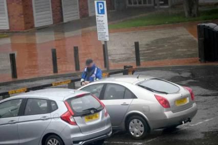 冷雨中潜伏20分钟，英国停车管理员只为贴一辆超时停放车子的罚单