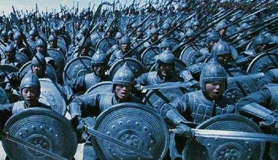 古代打仗首排士兵阵亡率最高，为何宁肯拼命往前冲也不躺下装死？
