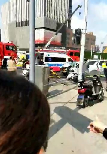 上海普陀交通事故目击者：正玩手机走路，一辆车飞过来，传来尖叫
