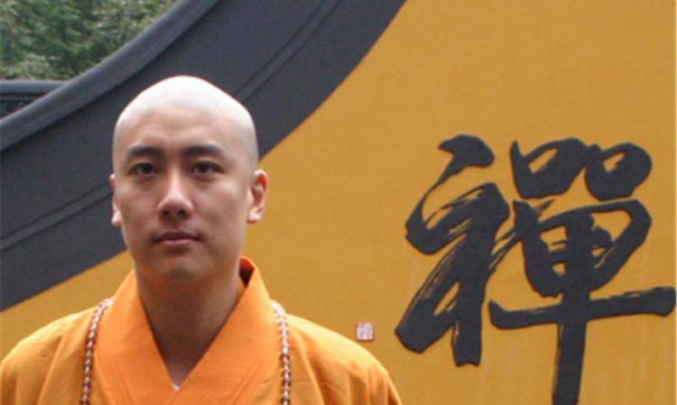 为什么佛祖有头发而和尚却要剃光头？
