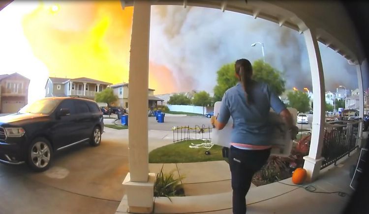 美一民宅摄像头记录山火前居民撤离的画面大火几分钟就包围房子