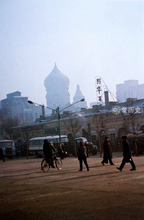 八十年代哈尔滨彩色记忆：红白色的有轨电车绿树成荫的中央大街