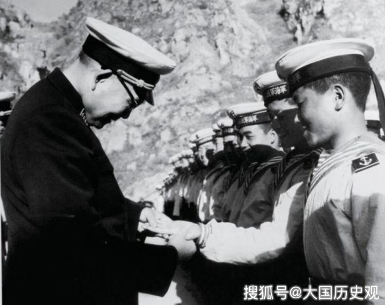 中国海军第一任司令员：后代有3将军2副主席，儿媳是著名歌唱家