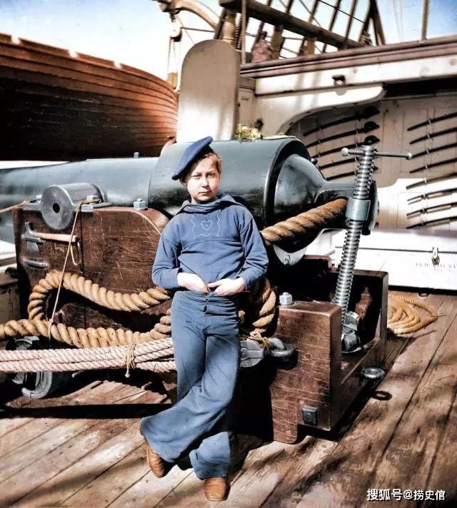 百年老照片，有一幅是泰坦尼克号沉没后一个报童在街头叫卖报纸