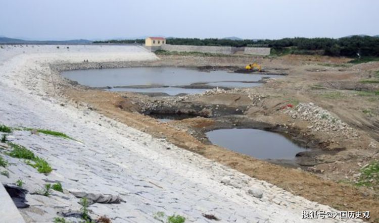 河南水库水位降数百米，发现绿色器物，专家赶到挖出六条“金龙”