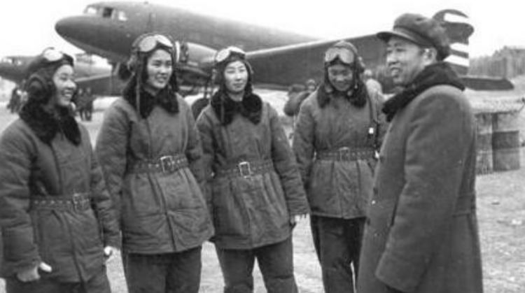 19岁参军入伍，当上中国第一任空军司令，去世时10万人自发送行