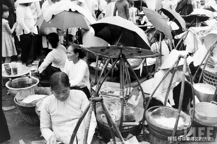 老照片1961年越南南方的自由市场熙熙攘攘的人群很是热闹