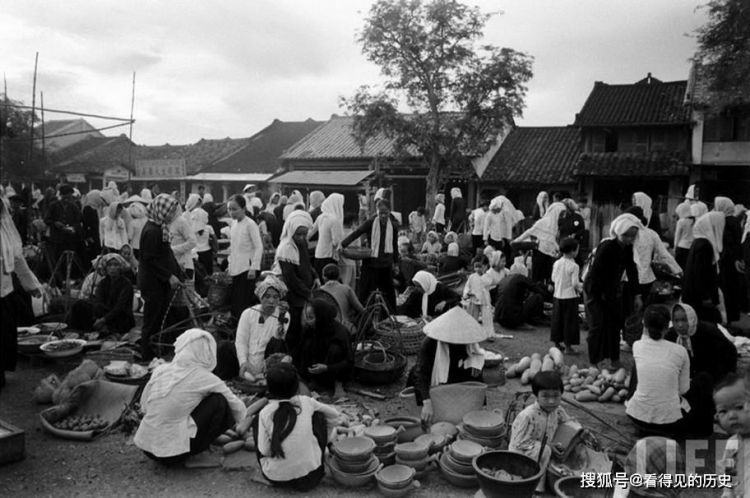 老照片1961年越南南方的自由市场熙熙攘攘的人群很是热闹