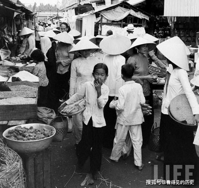 老照片1961年越南南方的自由市场熙熙攘攘的人群很是热闹