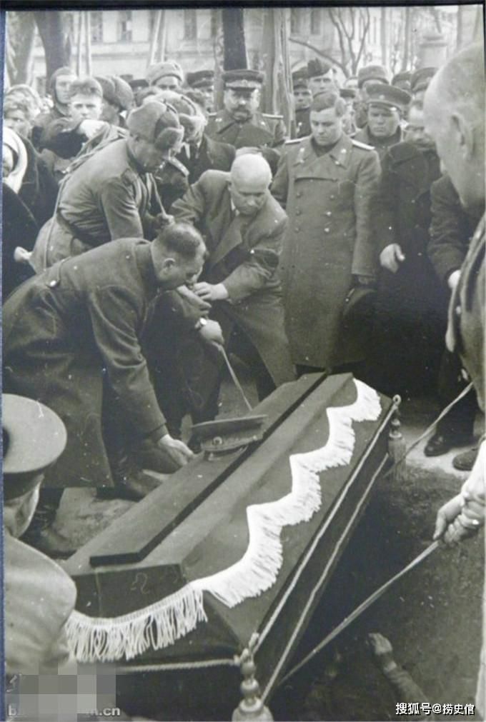 二战时的基辅，赫鲁晓夫送别苏联英雄瓦杜丁，独立广场绞死德国战犯