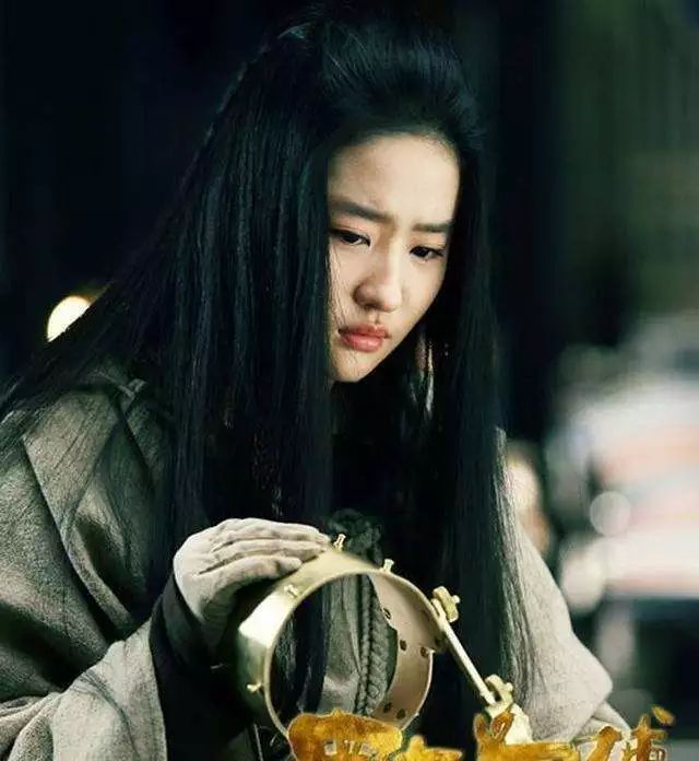 32岁的刘亦菲入选“好莱坞新星”，她能否凭《花木兰》完美翻身？