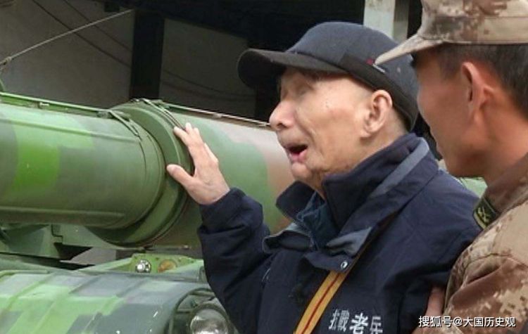 抗日英雄隐姓埋名71年，战利品暴露其身份，军队开出6辆坦克迎接