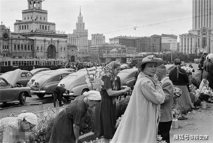 1954年莫斯科，广场在立高尔基画像，人们排队拜谒列宁斯大林遗容