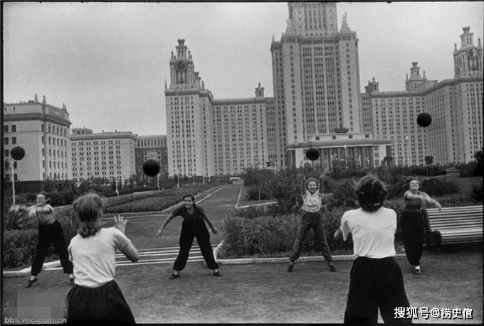 1954年莫斯科，广场在立高尔基画像，人们排队拜谒列宁斯大林遗容