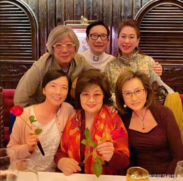 59岁TVB首位新闻女主播为赵雅芝庆生网友称赞冻龄40年保养得好