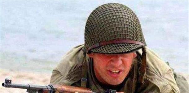 二战时期，美军士兵的头盔上，为何会罩着一层渔网？