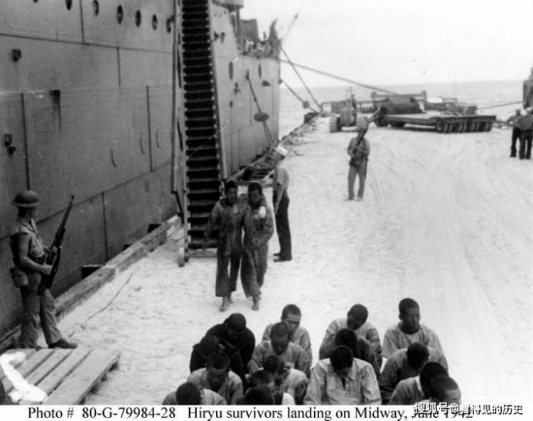 二战老照片中途岛海战中被美军俘虏的日本兵结局让人意外
