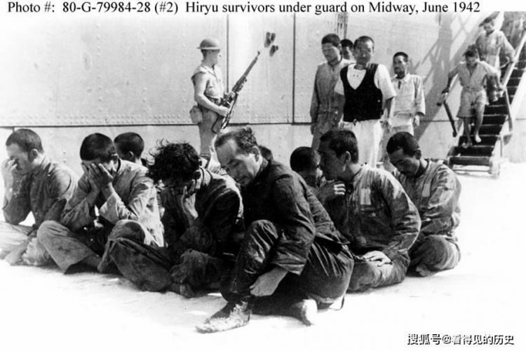 二战老照片中途岛海战中被美军俘虏的日本兵结局让人意外